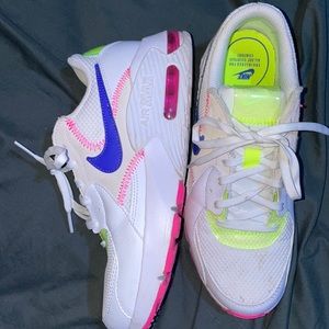 There are Nike air max.